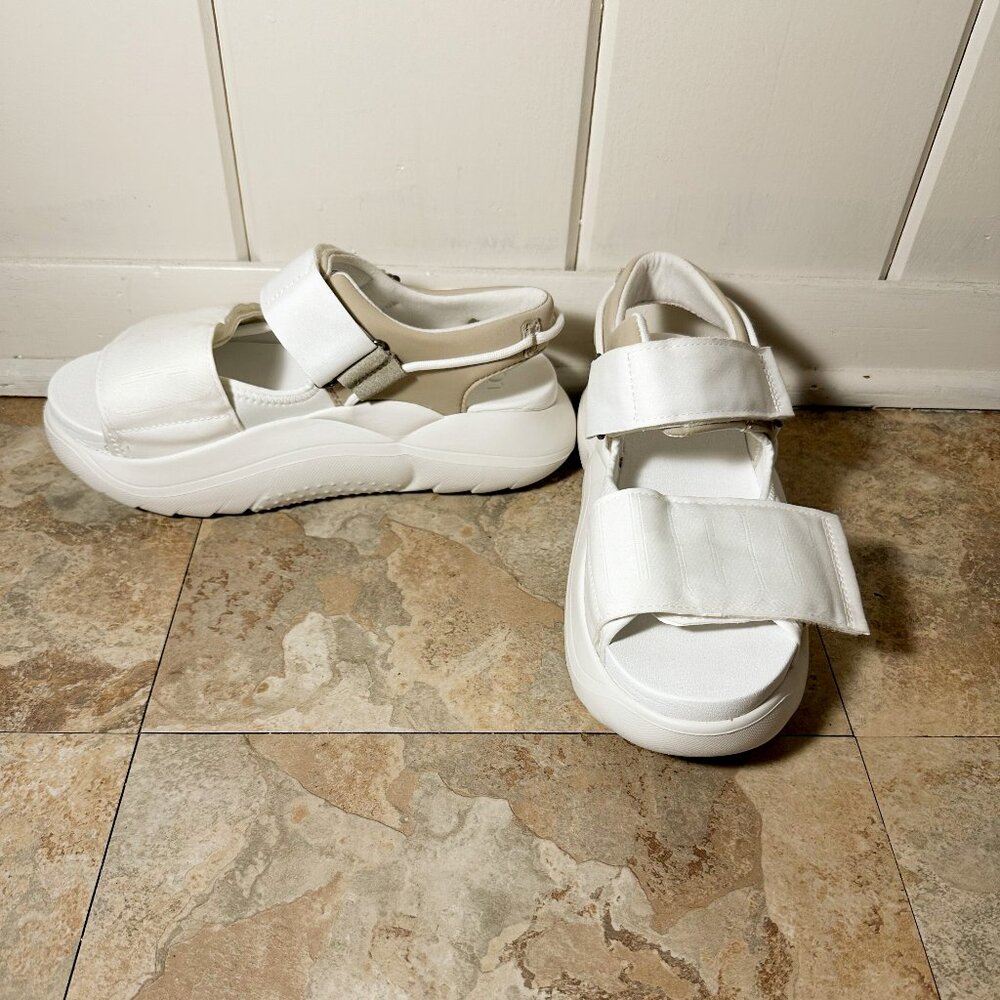 UGG LA Cloud Womens Size 8 Strappy Adjustable Strap Platform White Sandals
